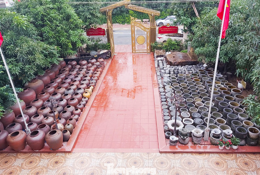 Công trình được xây dựng từ năm 2020, trên diện tích hơn 1.500 m2. Đến nay, Bảo tàng Hoa Cương trưng bày hơn 4.000 hiện vật và hơn 4.000 đầu sách, tài liệu, bút tích, hình ảnh quý hiếm phản ánh khá đa diện về truyền thống người Việt xưa. Ngay từ sảnh bảo tàng là hàng trăm chiếc chum, ché, vại cổ và các loại cối, kệ đá có niên đại hàng trăm năm.