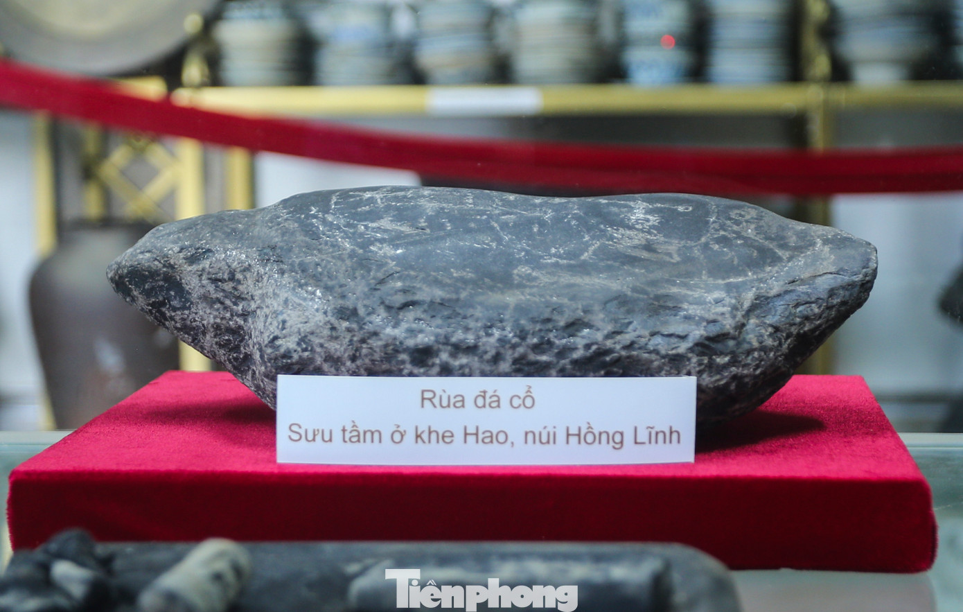 Một trong những hiện vật được tìm thấy tại Hà Tĩnh là rùa đá cổ có nguồn gốc ở khe Hao, núi Hồng Lĩnh với niên đại hàng ngàn năm.