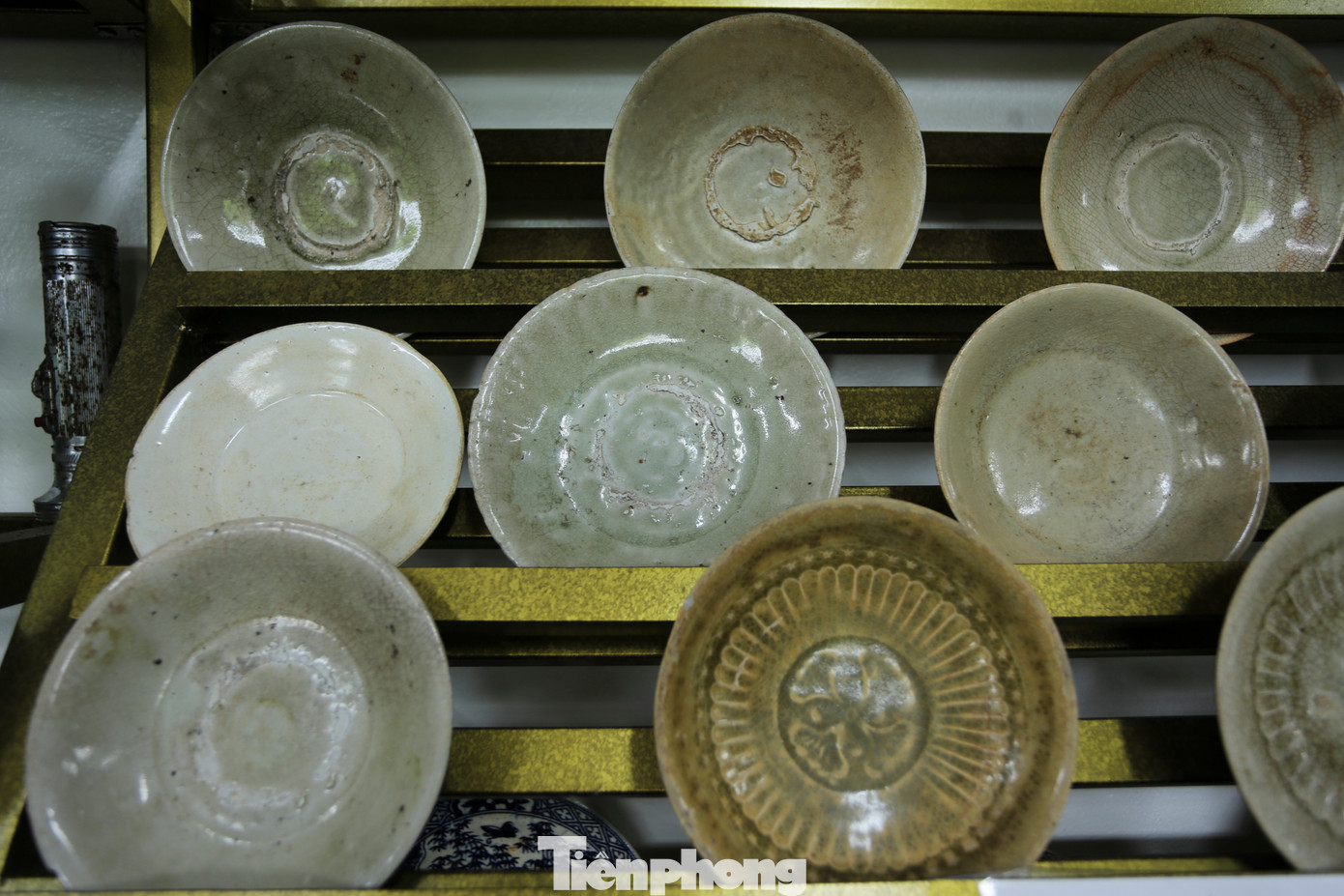 Các loại dĩa gốm được tìm thấy có niên đại từ thời Lý - Trần - Lê. Mỗi chiếc dĩa đều thể hiện vẻ đẹp, đời sống tinh thần của người dân qua từng giai đoạn lịch sử.