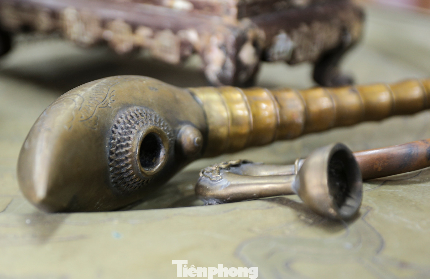 Những chiếc tẩu thuốc phiện được chạm khắc tinh xảo, kiểu dáng đẹp mắt.