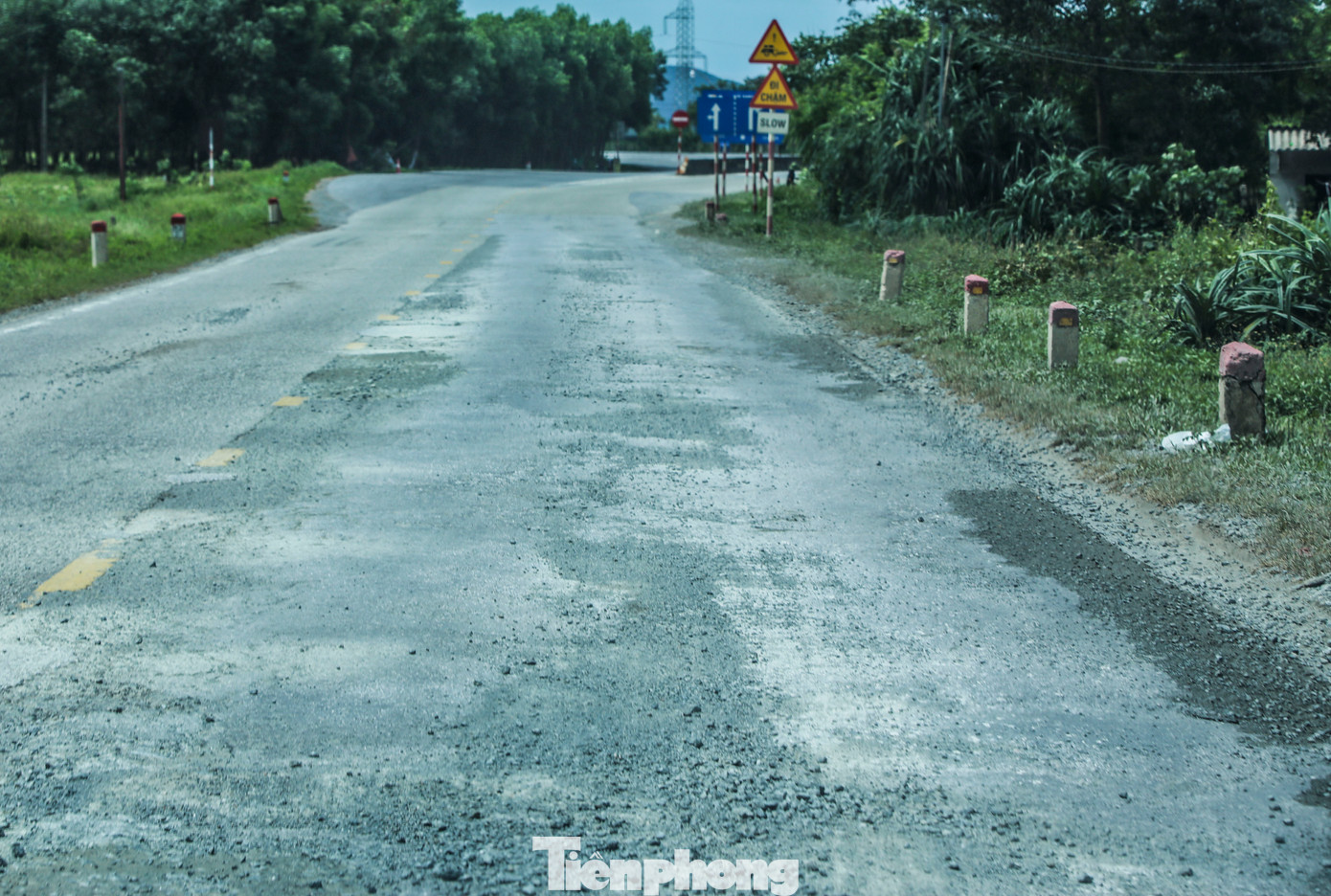 “Lưu lượng ô tô tăng quá lớn khiến tuyến đường lúc nào cũng đông đúc. Mặt đường trồi lên, bong tróc đi lại rất khó và nguy hiểm, nhất là ban đêm”, ông Thành (54 tuổi, trú huyện Kỳ Anh) cho hay. Trong ảnh, nhiều vị trí hư hỏng nặng, dày đặc ổ voi, ổ gà.