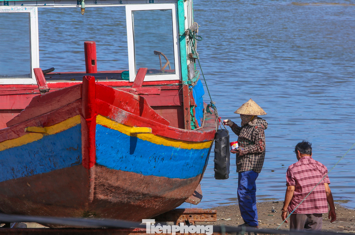 Thời tiết khắc nghiệt khiến công việc của những người công nhân xây dựng vốn đã nặng nhọc nay thêm phần vất vả. Dẫu vất vả, mệt mỏi nhưng người thợ sơn, sửa chữa tàu vẫn nỗ lực với công việc.