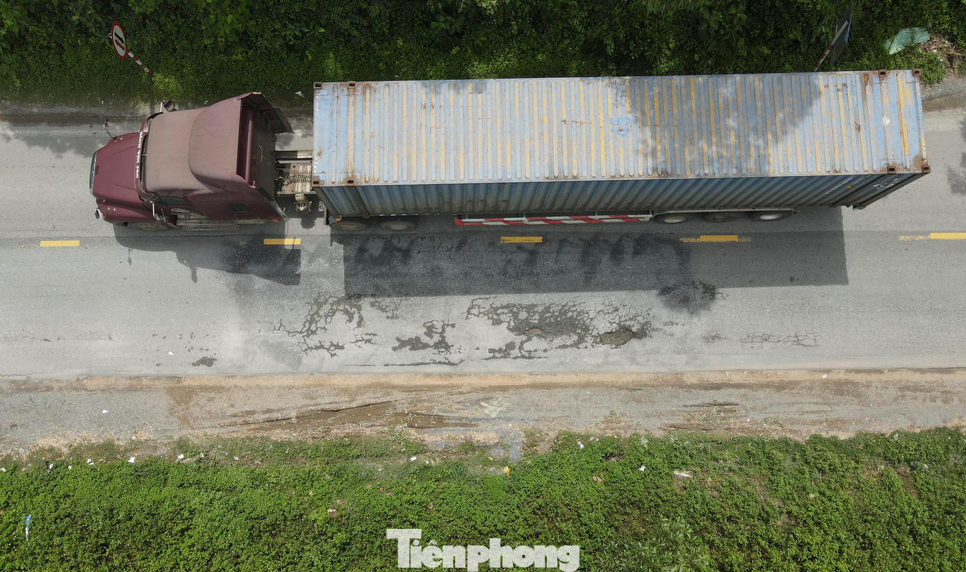 Ông Nguyễn Việt Phương - Trưởng Văn phòng Quản lý đường bộ II.3 (Khu QLĐB II - Cục Đường bộ Việt Nam) cho biết, trước tình trạng mặt đường quốc lộ 12C hư hỏng, xuống cấp, Cục Đường bộ Việt Nam đã phê duyệt dự án sửa chữa định kỳ. “Trước mắt, nhà thầu thực hiện dự án đang thực hiện các giải pháp đảm bảo phương tiện lưu thông trên tuyến và hoàn tất các thủ tục để triển khai dự án sửa chữa”, ông Phương nói.