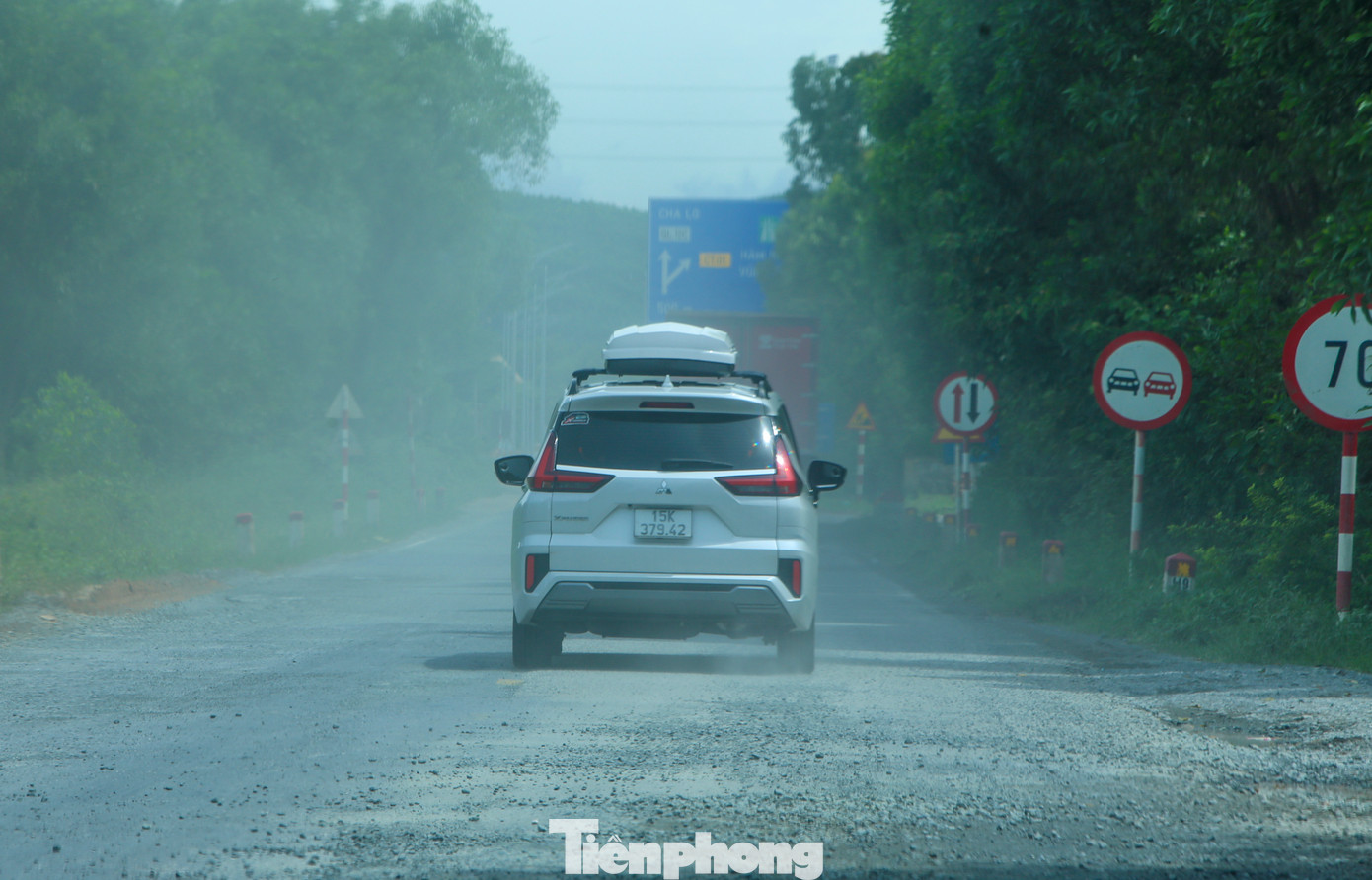 Đường xuống cấp tiềm ẩn nguy cơ cao xảy ra tai nạn giao thông, nhất là với người đi xe máy, xe đạp. Ngành chức năng địa phương đã cắm biển hạn chế tốc độ, cấm vượt với các phương tiện qua vị trí này.