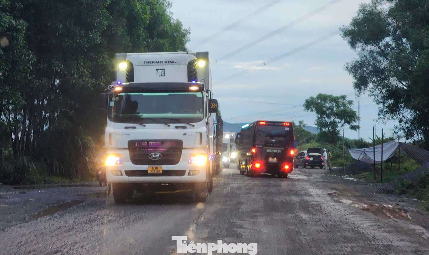 “Lưu lượng ô tô tăng quá lớn khiến tuyến đường lúc nào cũng đông đúc. Mặt đường trồi lên, bong tróc đi lại rất khó và nguy hiểm, nhất là ban đêm”, ông Thành (54 tuổi, trú huyện Kỳ Anh) cho hay. Trong ảnh, nhiều vị trí hư hỏng nặng, dày đặc ổ voi, ổ gà.