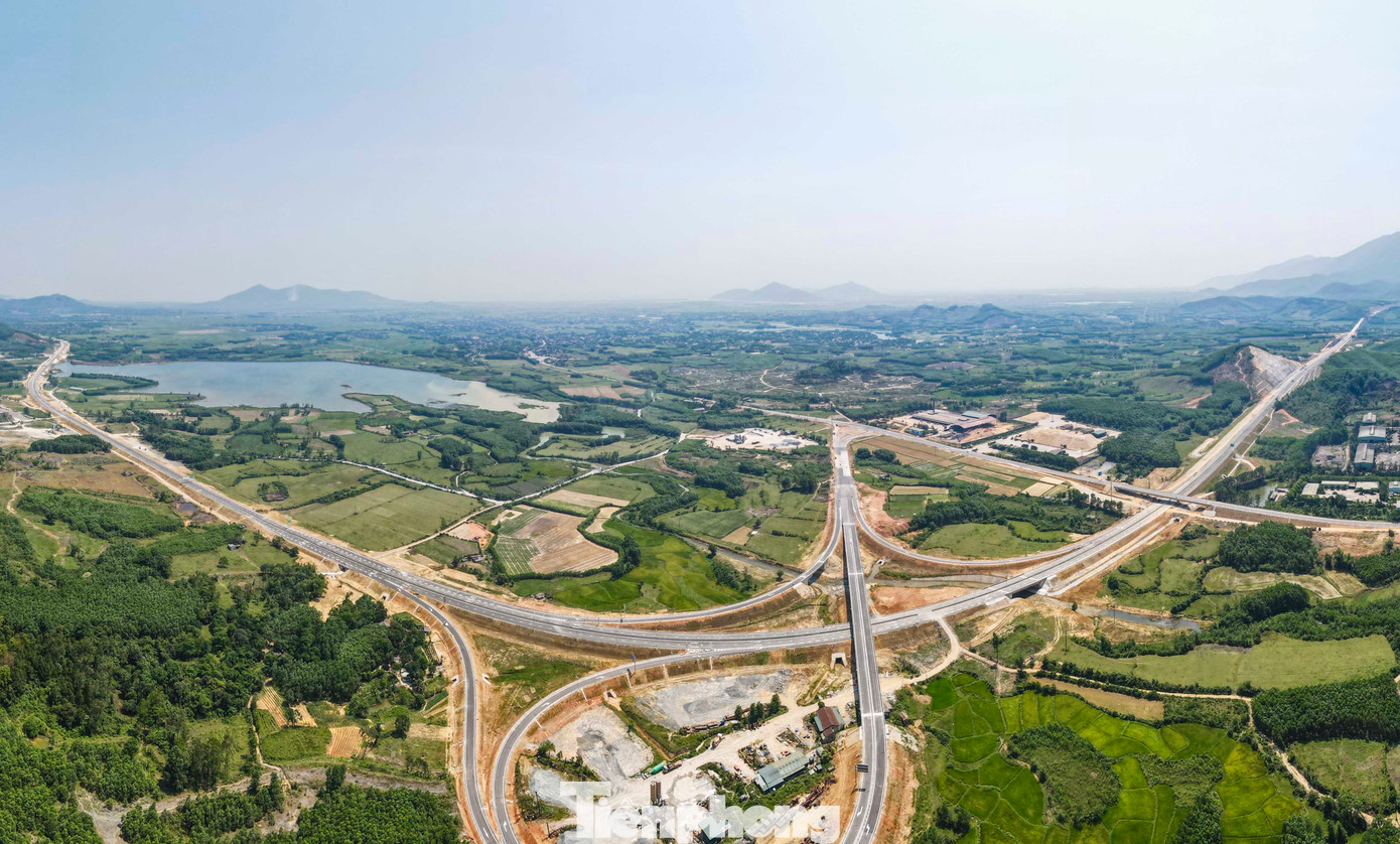 Gần 90 km của 2 tuyến cao tốc Bãi Vọt – Hàm Nghi và Hàm Nghi – Vũng Áng được đưa vào khai thác từ ngày 28/4. Sau 2 tháng đi vào hoạt động, lưu lượng phương tiện di chuyển trên cao tốc cũng vì thế tăng cao. Trong ảnh, nút giao quốc lộ 12C ở xã Kỳ Tân (huyện Kỳ Anh, Hà Tĩnh) trở thành điểm bắt đầu và kết thúc cho phương tiện lên xuống cao tốc qua địa phương này khi cao tốc đoạn Vũng Áng – Bùng kết nối Hà Tĩnh - Quảng Bình chưa thông tuyến.