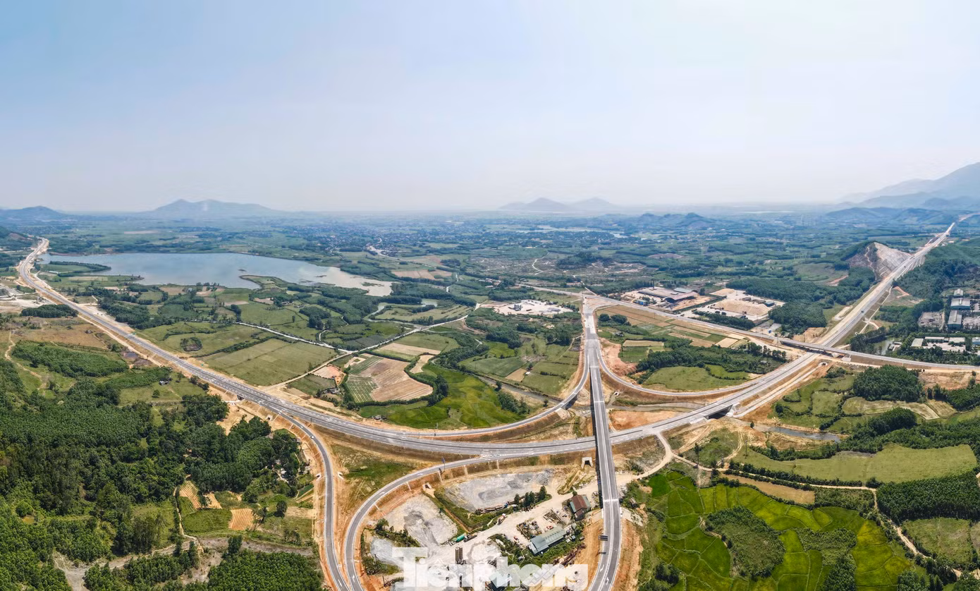 Gần 90 km của 2 tuyến cao tốc Bãi Vọt – Hàm Nghi và Hàm Nghi – Vũng Áng được đưa vào khai thác từ ngày 28/4. Sau 2 tháng đi vào hoạt động, lưu lượng phương tiện di chuyển trên cao tốc cũng vì thế tăng cao. Trong ảnh, nút giao quốc lộ 12C ở xã Kỳ Tân (huyện Kỳ Anh, Hà Tĩnh) trở thành điểm bắt đầu và kết thúc cho phương tiện lên xuống cao tốc qua địa phương này khi cao tốc đoạn Vũng Áng – Bùng kết nối Hà Tĩnh - Quảng Bình chưa thông tuyến.