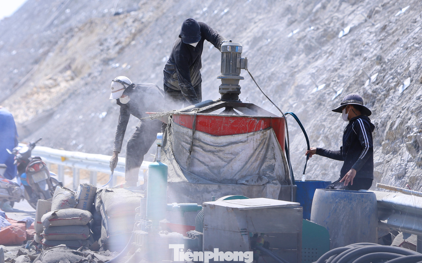 Trên công trường cao tốc Vũng Áng - Bùng, từng tốp công nhân cũng đang “vượt nắng” thi công dự án sớm về đích đúng tiến độ. Nền nhiệt tăng cao, không khí oi bức khiến những người lao động thường xuyên làm việc ngoài trời thêm phần vất vả