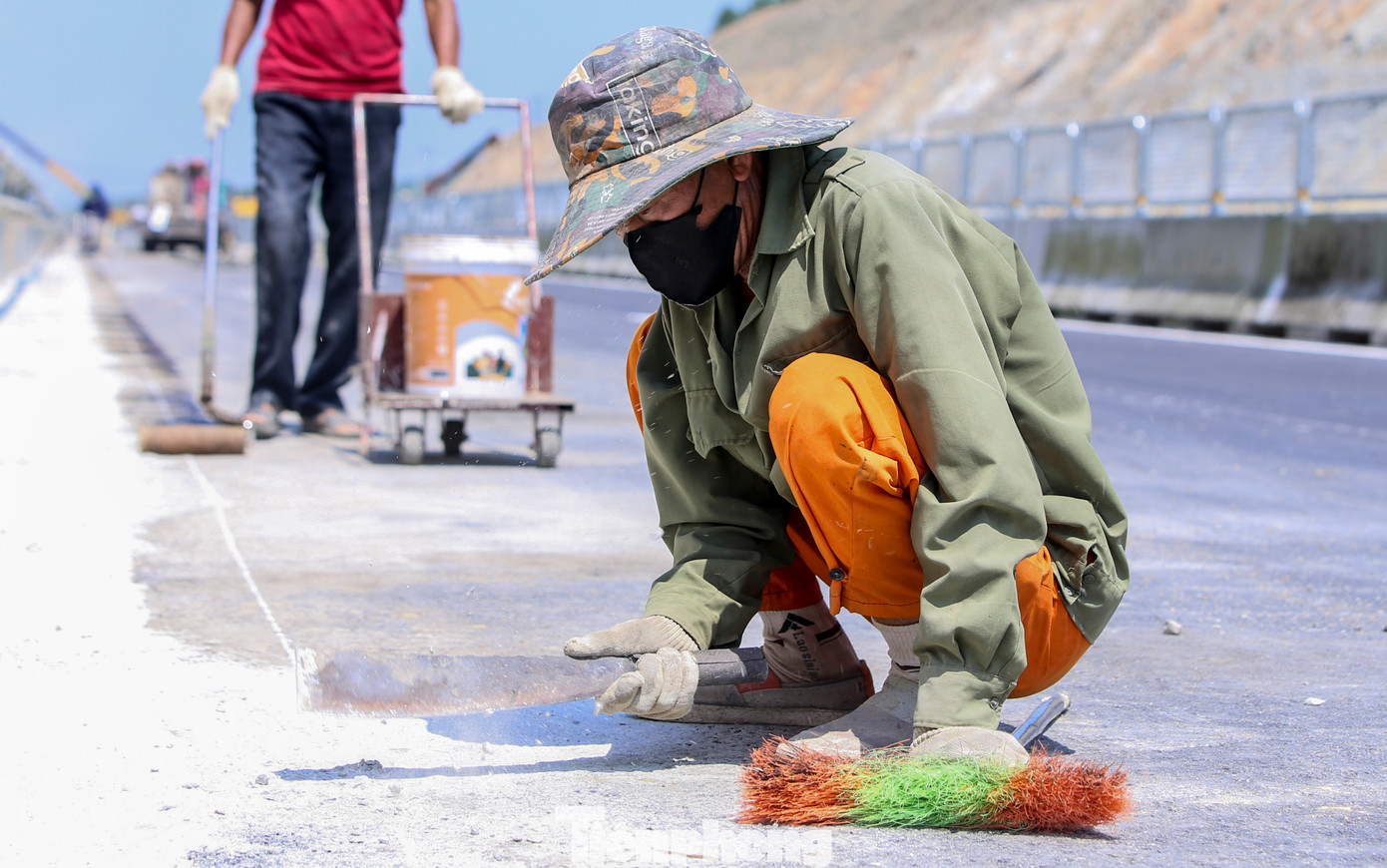 Đợt nắng nóng đầu mùa đã khiến người dân gặp nhiều khó khăn. Để đối phó với nắng nóng, tránh tia cực tím gây hại cho da, người dân phải mặc nhiều lớp áo khoác, đeo khẩu trang, găng tay, kính khi làm việc.