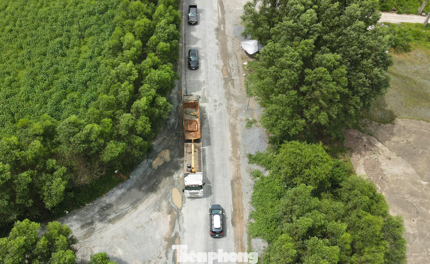 Ông Nguyễn Việt Phương - Trưởng Văn phòng Quản lý đường bộ II.3 (Khu QLĐB II - Cục Đường bộ Việt Nam) cho biết, trước tình trạng mặt đường quốc lộ 12C hư hỏng, xuống cấp, Cục Đường bộ Việt Nam đã phê duyệt dự án sửa chữa định kỳ. “Trước mắt, nhà thầu thực hiện dự án đang thực hiện các giải pháp đảm bảo phương tiện lưu thông trên tuyến và hoàn tất các thủ tục để triển khai dự án sửa chữa”, ông Phương nói.