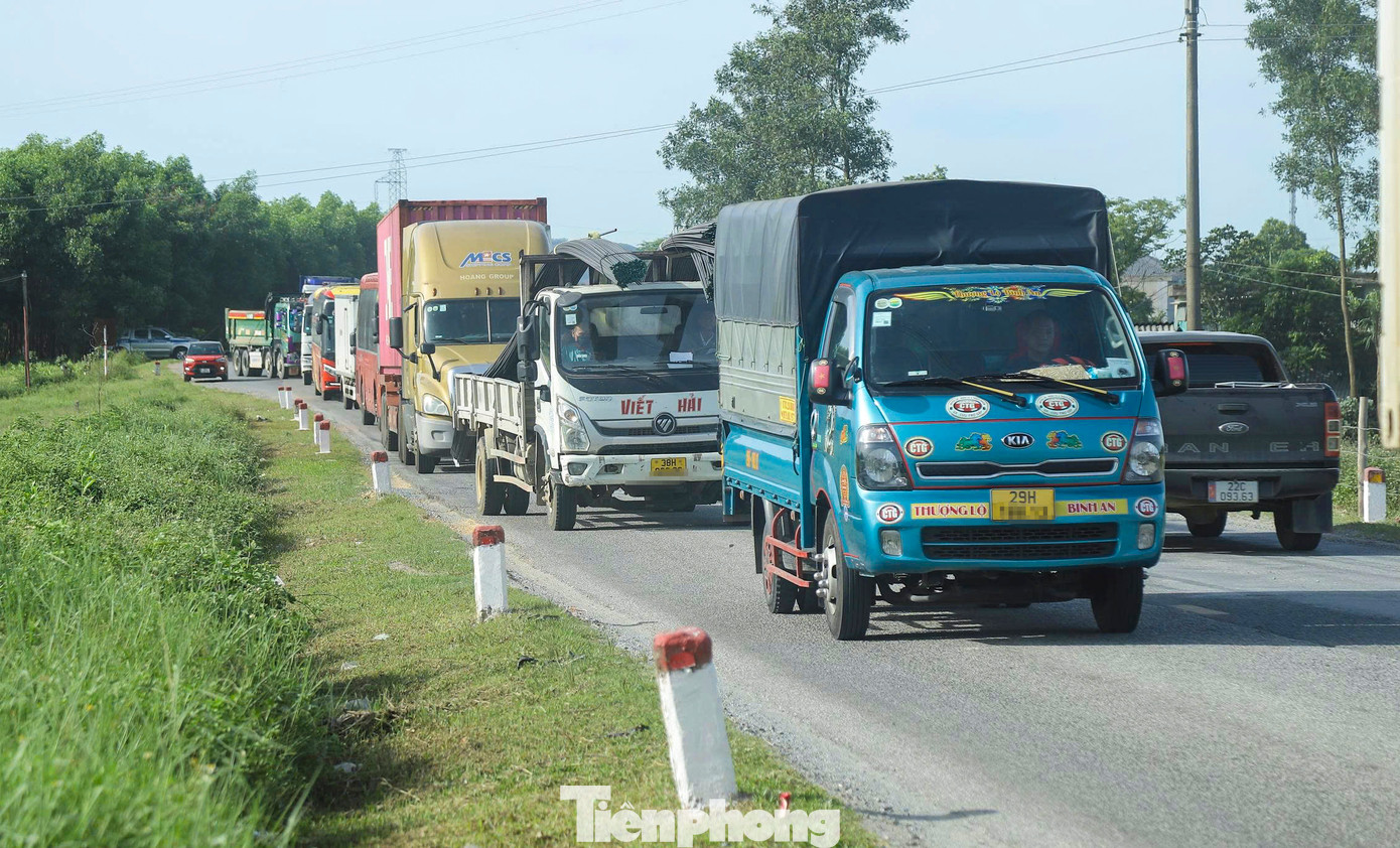 Quốc lộ 12C là một trong những tuyến giao thông kết nối trung tâm thị xã Kỳ Anh với các địa phương vùng thượng của huyện Kỳ Anh. Ngoài phương tiện ra vào cao tốc, còn có xe đầu kéo chở hàng hóa di chuyển từ Cửa khẩu Quốc tế Cha Lo về Khu kinh tế Vũng Áng.