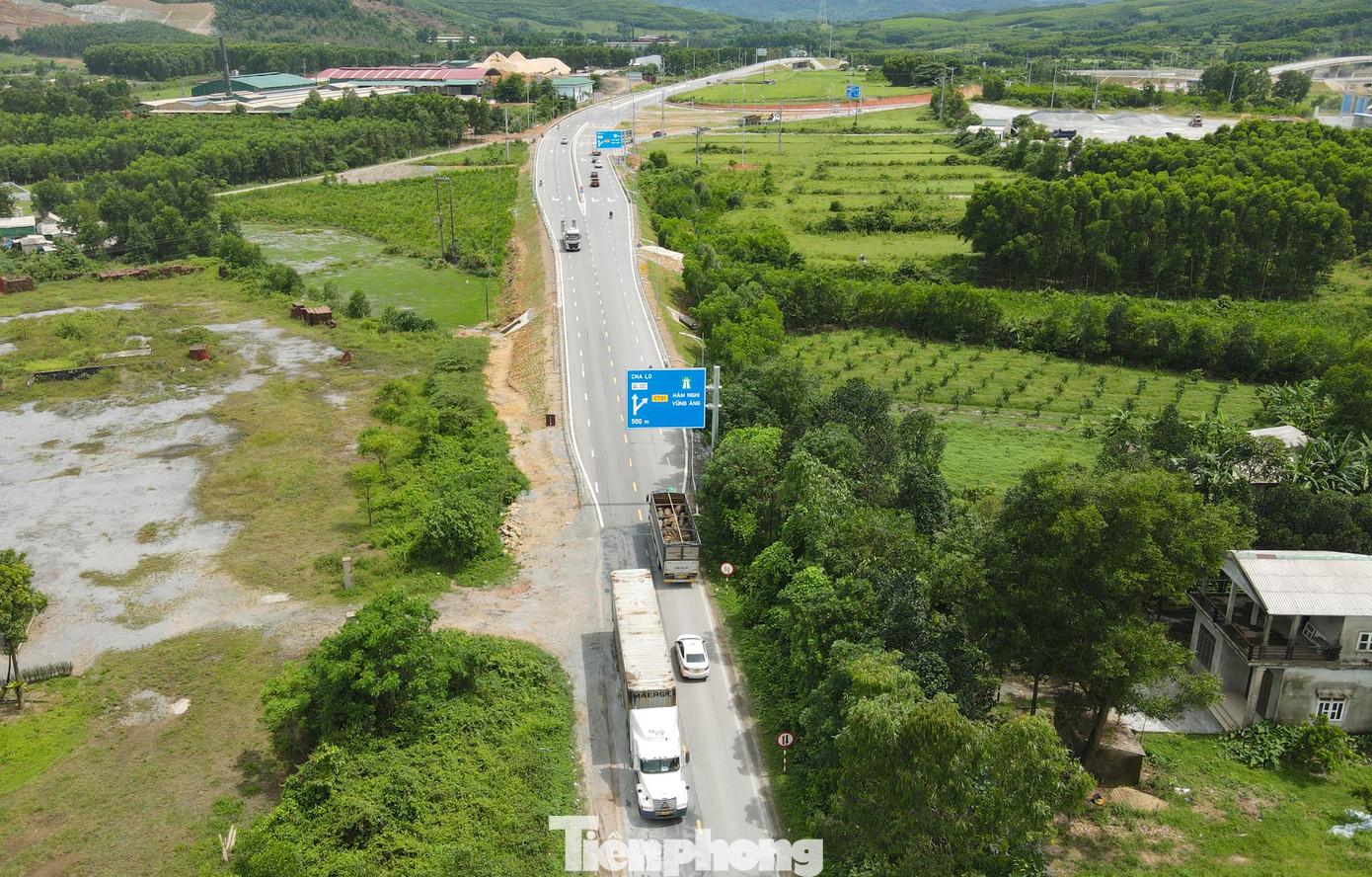 Ông Nguyễn Việt Phương - Trưởng Văn phòng Quản lý đường bộ II.3 (Khu QLĐB II - Cục Đường bộ Việt Nam) cho biết, trước tình trạng mặt đường quốc lộ 12C hư hỏng, xuống cấp, Cục Đường bộ Việt Nam đã phê duyệt dự án sửa chữa định kỳ. “Trước mắt, nhà thầu thực hiện dự án đang thực hiện các giải pháp đảm bảo phương tiện lưu thông trên tuyến và hoàn tất các thủ tục để triển khai dự án sửa chữa”, ông Phương nói.