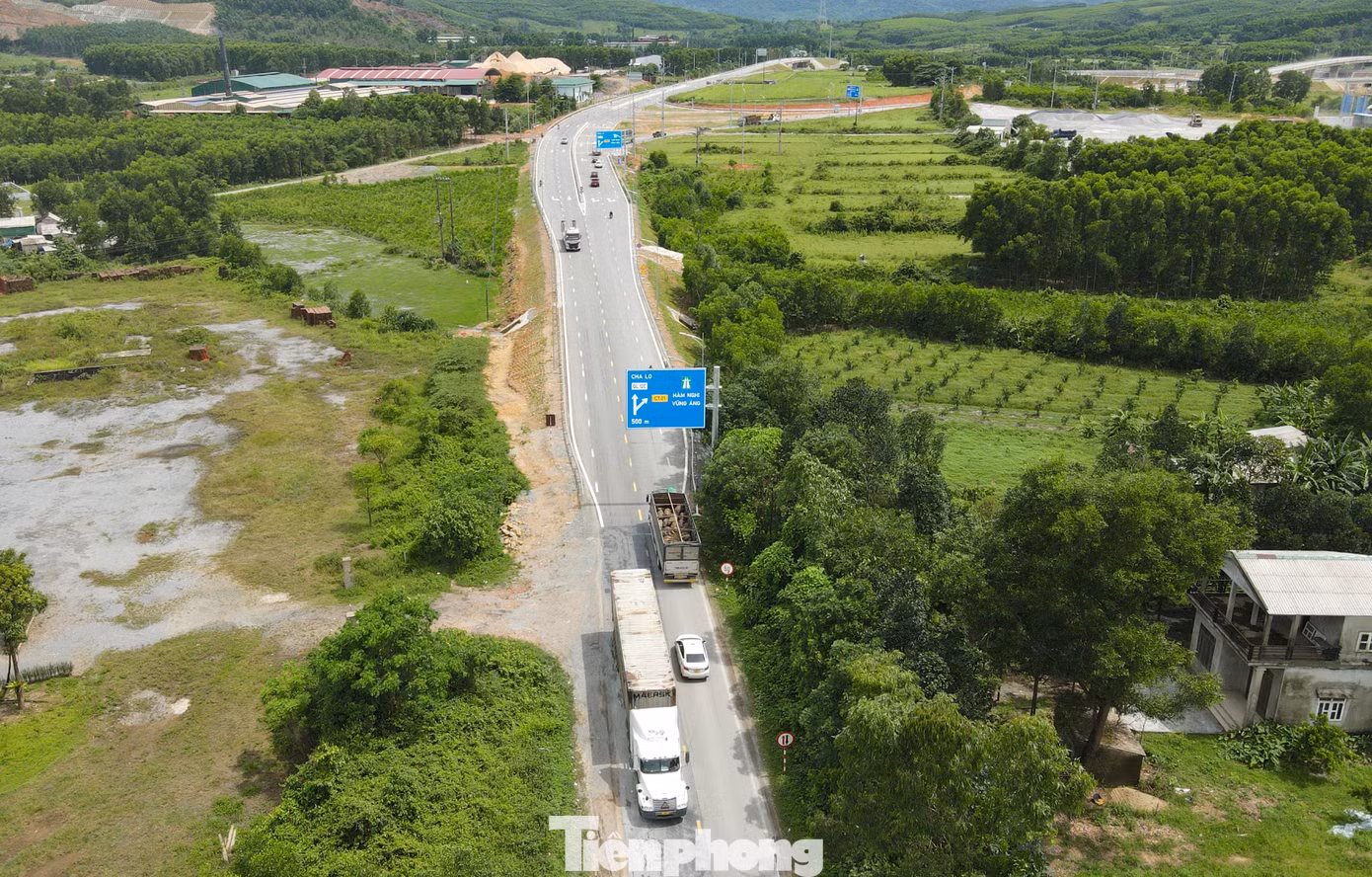 Ông Nguyễn Việt Phương - Trưởng Văn phòng Quản lý đường bộ II.3 (Khu QLĐB II - Cục Đường bộ Việt Nam) cho biết, trước tình trạng mặt đường quốc lộ 12C hư hỏng, xuống cấp, Cục Đường bộ Việt Nam đã phê duyệt dự án sửa chữa định kỳ. “Trước mắt, nhà thầu thực hiện dự án đang thực hiện các giải pháp đảm bảo phương tiện lưu thông trên tuyến và hoàn tất các thủ tục để triển khai dự án sửa chữa”, ông Phương nói.