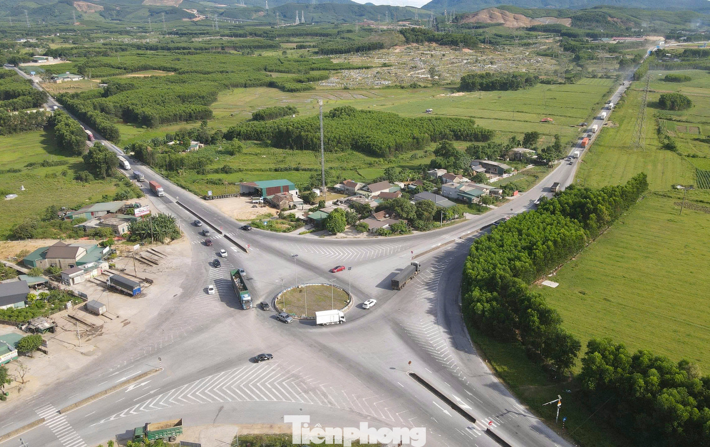 Để ra vào nút giao cao tốc này, các phương tiện đều phải di chuyển trên quốc lộ 12C ở xã Kỳ Tân (huyện Kỳ Anh). Đoạn tuyến từ ngã tư giao quốc lộ 1 tuyến tránh thị xã Kỳ Anh tới nút giao cao tốc dài khoảng 2km với 2 làn xe cơ giới vì thế có lượng phương tiện tăng đột biến trong gần hai tháng nay.