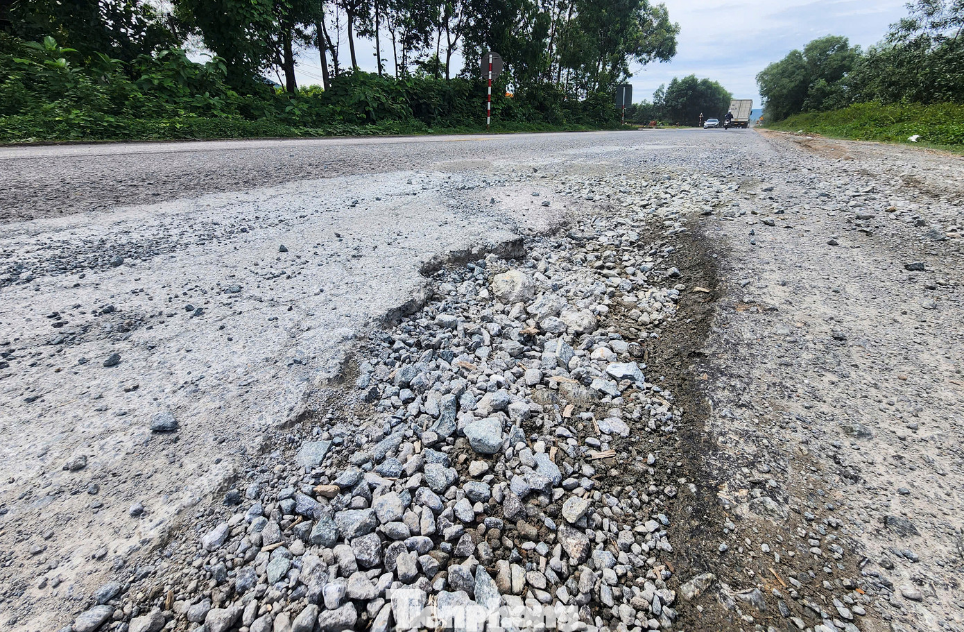 Mặt đường bong tróc, đá dăm lởm chởm, xuất hiện nhiều ổ voi, ổ gà.