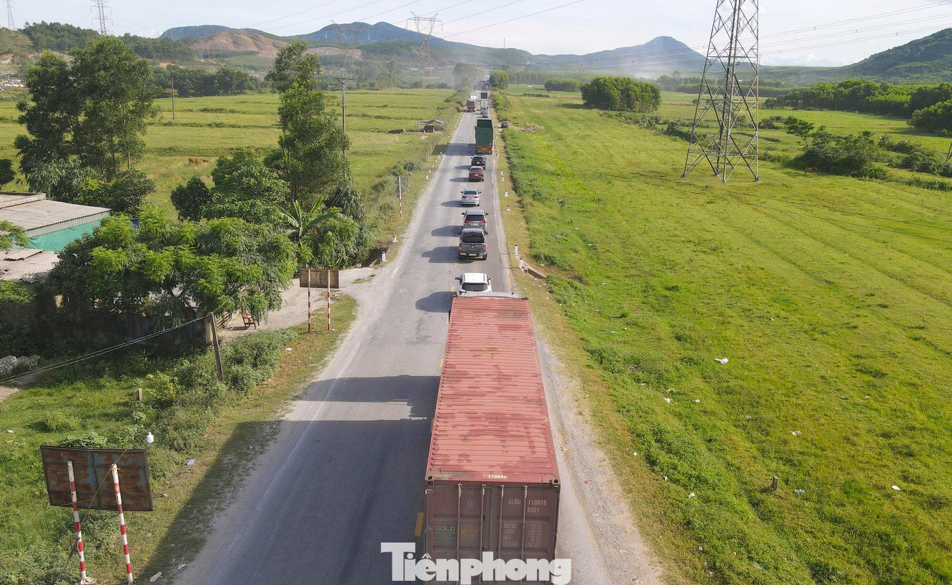 Được đưa vào khai thác từ nhiều năm, cộng thêm lượng phương tiện tăng cao thời gian gần đây khiến cho đoạn tuyến quốc lộ 12C xuống cấp, nhiều vị trí hư hỏng nặng.