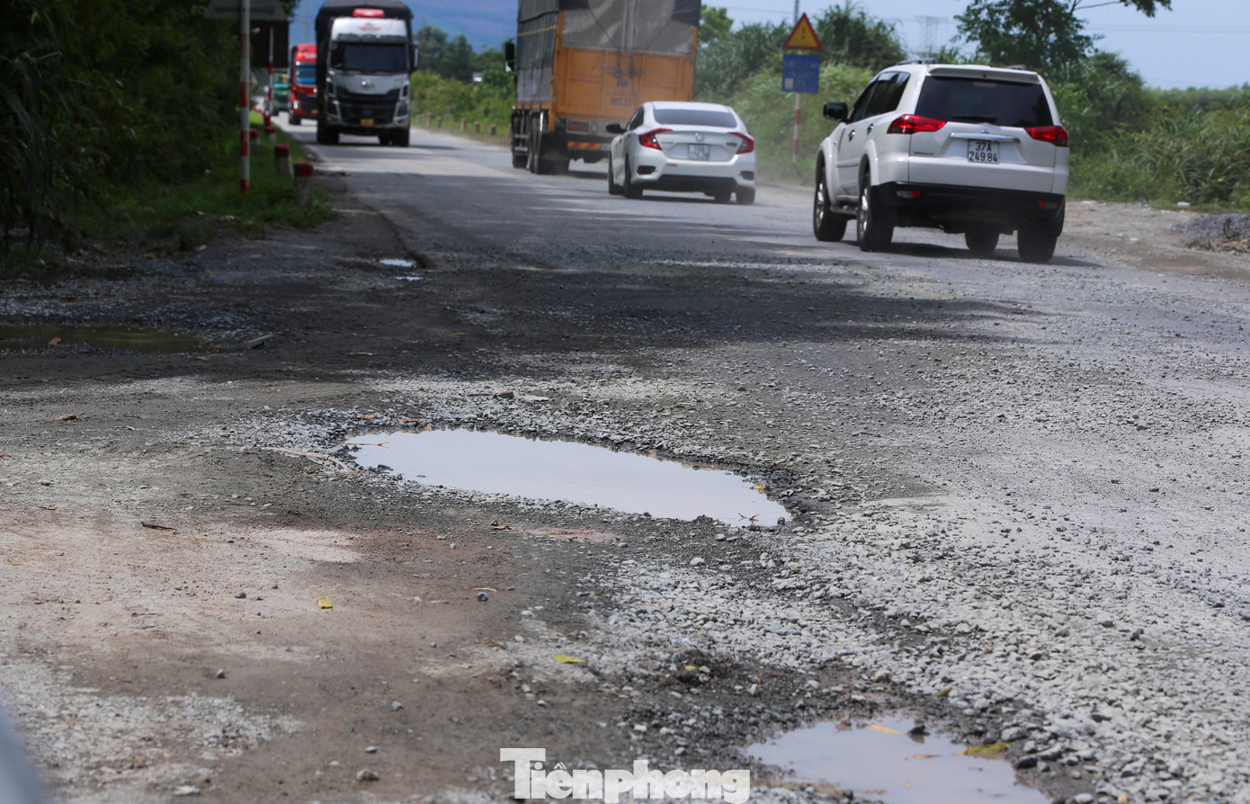 “Lưu lượng ô tô tăng quá lớn khiến tuyến đường lúc nào cũng đông đúc. Mặt đường trồi lên, bong tróc đi lại rất khó và nguy hiểm, nhất là ban đêm”, ông Thành (54 tuổi, trú huyện Kỳ Anh) cho hay. Trong ảnh, nhiều vị trí hư hỏng nặng, dày đặc ổ voi, ổ gà.