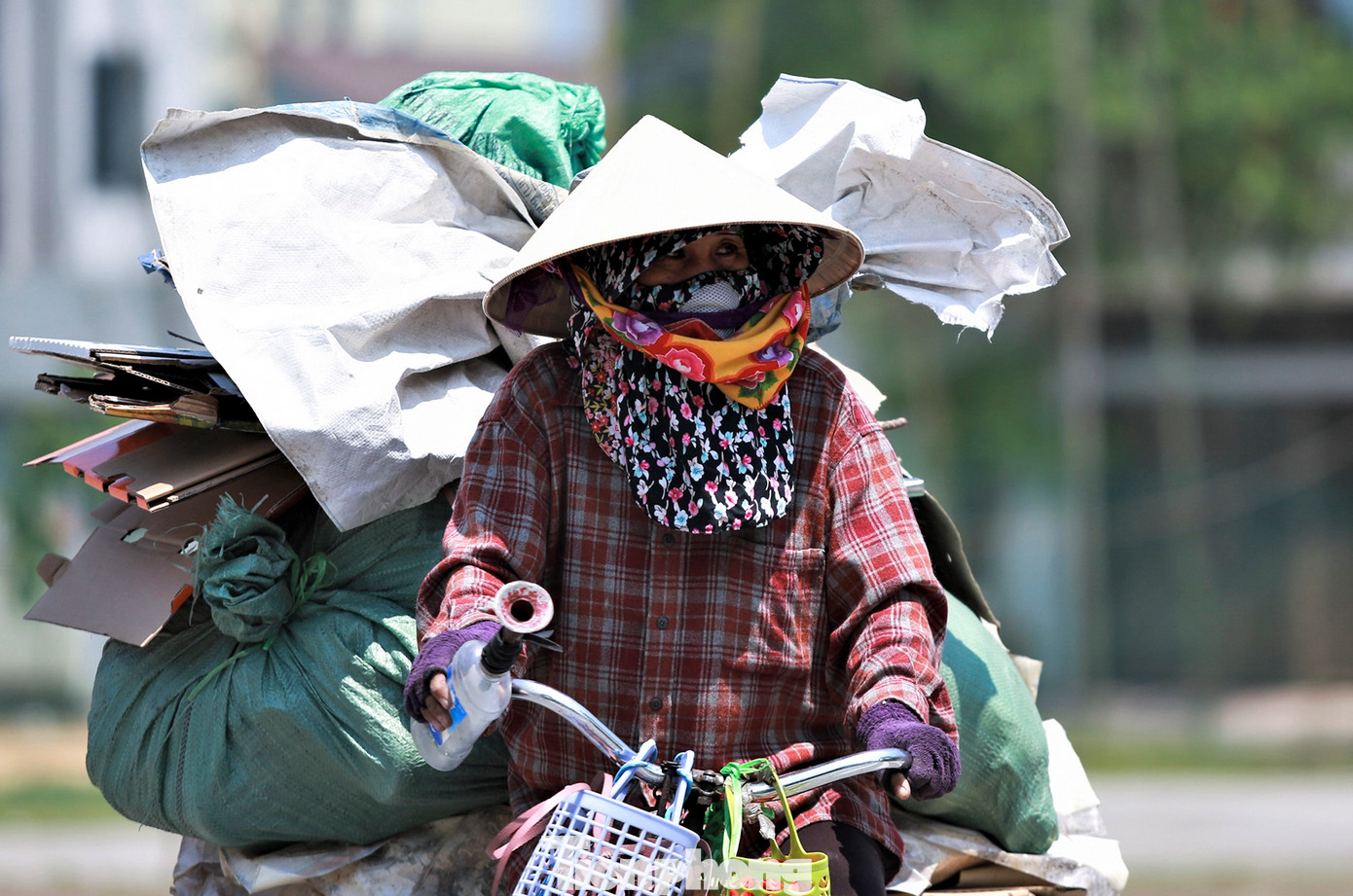 Những ngày qua, trên địa bàn tỉnh Hà Tĩnh thời tiết khá oi bức, nền nhiệt cao khiến việc mưu sinh của người lao động càng trở nên vất vả.