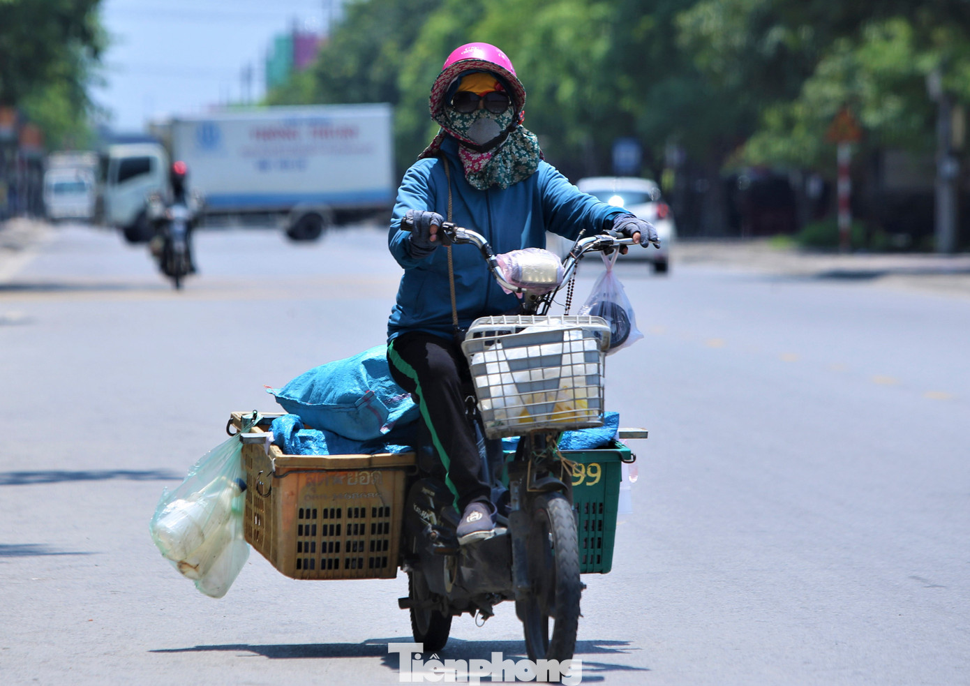 Gần về trưa và đầu giờ chiều là vào thời gian nắng nóng đỉnh điểm. Nhiệt độ ngoài trời tăng cao lên hơn 40 độ C. Để đối phó với nắng nóng, những người lao động phải mặc nhiều lớp áo khoác, khẩu trang bịt kín mặt để ra đường mưu sinh.