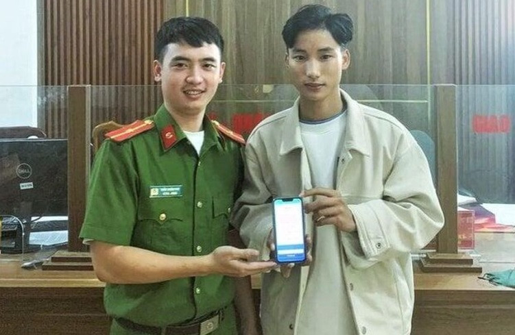 Em Đoàn Quang Vinh chuyển trả lại số tiền 200 triệu đồng do người khác chuyển khoản nhầm.