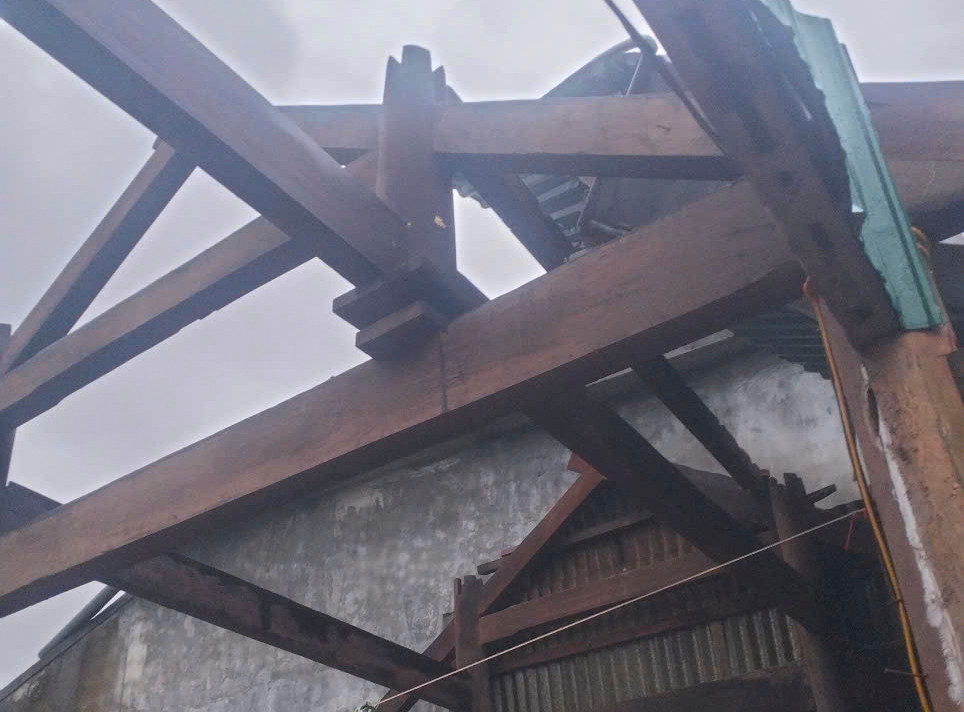 Nhà dân bị tốc mái, tài sản hư hỏng sau đợt mưa giông. Nhà dân bị tốc mái, tài sản hư hỏng sau đợt mưa giông.