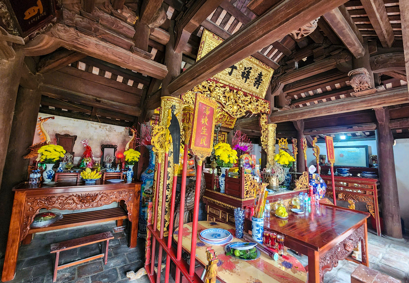 Bên trong là các gian thờ ông và dòng họ, bức chân dung của ông cùng ban thờ được sơn son thiếp vàng. Nguyễn Công Trứ không chỉ là nhà quân sự, nhà khẩn hoang, Nguyễn Công Trứ còn là nhà thơ nổi bật trong nền văn học Việt Nam nửa đầu thế kỷ 19. Thơ ca của ông xoay quanh các chủ đề như chí nam nhi, cảnh nghèo và thế thái nhân tình hay triết lý hưởng lạc. Có những câu thơ mà chỉ cần nhắc tới là người đời nghĩ ngay tới ông như: "Đã mang tiếng ở trong trời đất/ Phải có danh gì với núi sông", hay "Trời đất cho ta một cái tài/ Giắt lưng dành để tháng ngày chơi". Bên trong là các gian thờ ông và dòng họ, bức chân dung của ông cùng ban thờ được sơn son thiếp vàng. Nguyễn Công Trứ không chỉ là nhà quân sự, nhà khẩn hoang, Nguyễn Công Trứ còn là nhà thơ nổi bật trong nền văn học Việt Nam nửa đầu thế kỷ 19. Thơ ca của ông xoay quanh các chủ đề như chí nam nhi, cảnh nghèo và thế thái nhân tình hay triết lý hưởng lạc. Có những câu thơ mà chỉ cần nhắc tới là người đời nghĩ ngay tới ông như: "Đã mang tiếng ở trong trời đất/ Phải có danh gì với núi sông", hay "Trời đất cho ta một cái tài/ Giắt lưng dành để tháng ngày chơi".