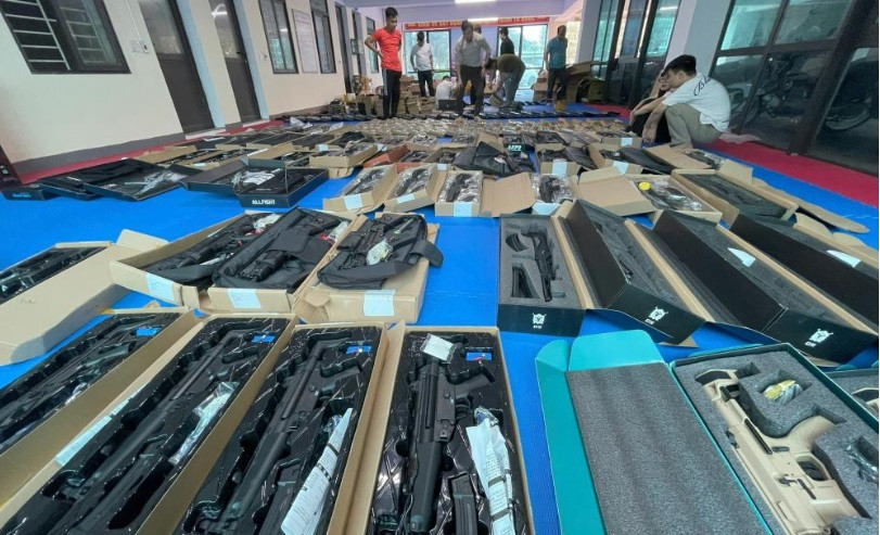 Hơn 500 khẩu súng các loại là tang vật chuyên án bị thu giữ.