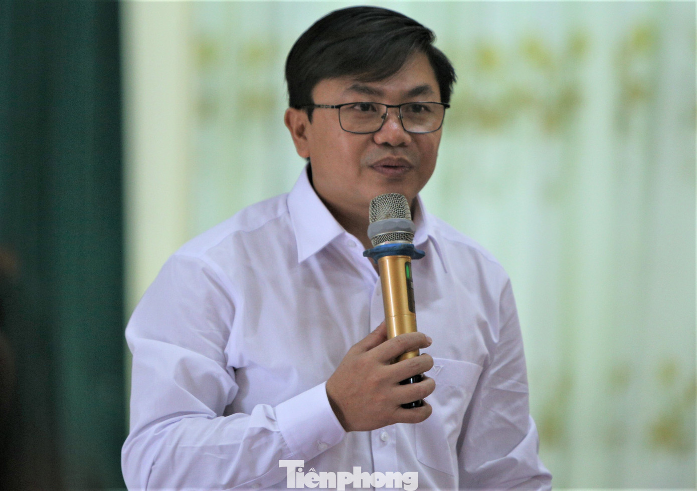 Ông Lê Ngọc Hà – Phó Chủ tịch UBND huyện Cẩm Xuyên thông tin về việc cấp thiết cung cấp nguồn vật liệu san lấp cho dự án trọng điểm.