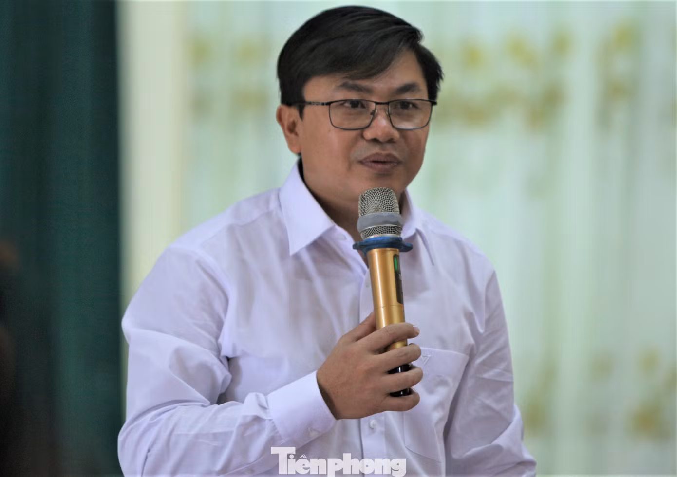 Ông Lê Ngọc Hà – Phó Chủ tịch UBND huyện Cẩm Xuyên thông tin về việc cấp thiết cung cấp nguồn vật liệu san lấp cho dự án trọng điểm.