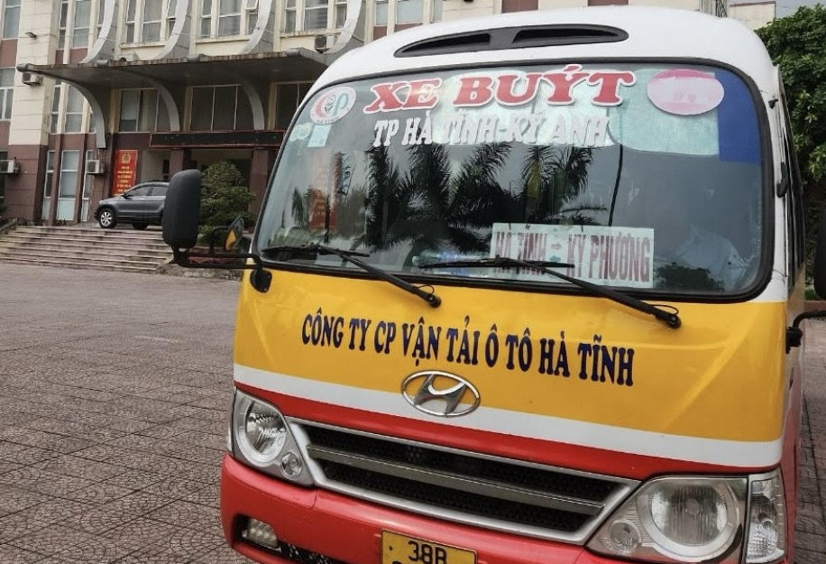 Xe buýt vi phạm được đưa về trụ sở công an. Xe buýt vi phạm được đưa về trụ sở công an.