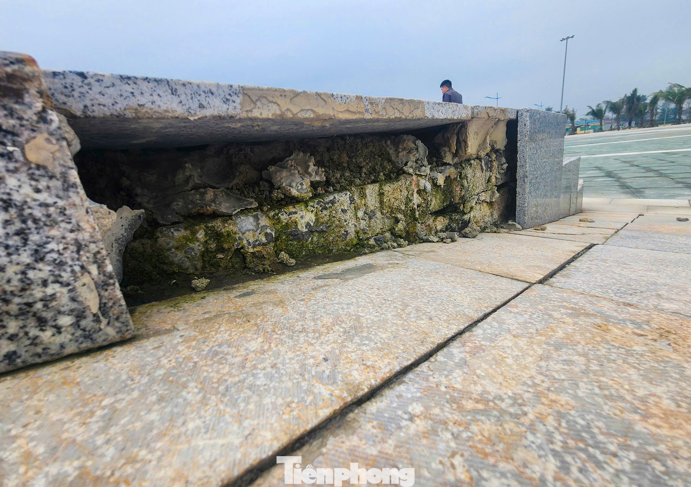 Nhiều vị trí lát đá ở Quảng trường Khu du lịch biển Kỳ Ninh xuống cấp, nứt gãy, bóng tróc gạch.