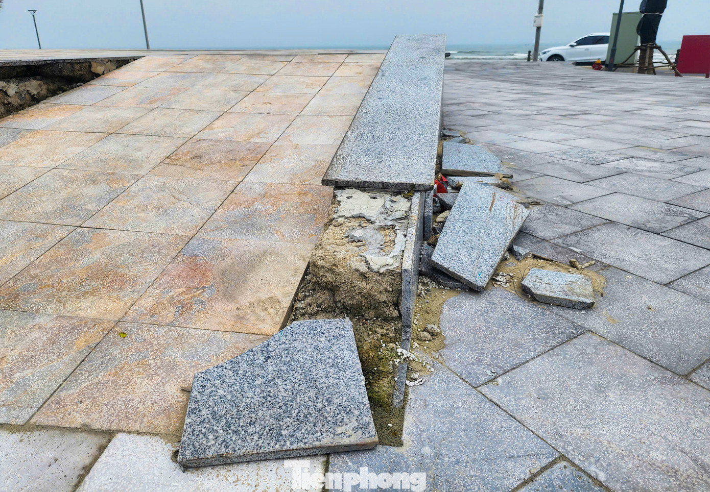 Nhiều vị trí lát đá ở Quảng trường Khu du lịch biển Kỳ Ninh xuống cấp, nứt gãy, bóng tróc gạch.