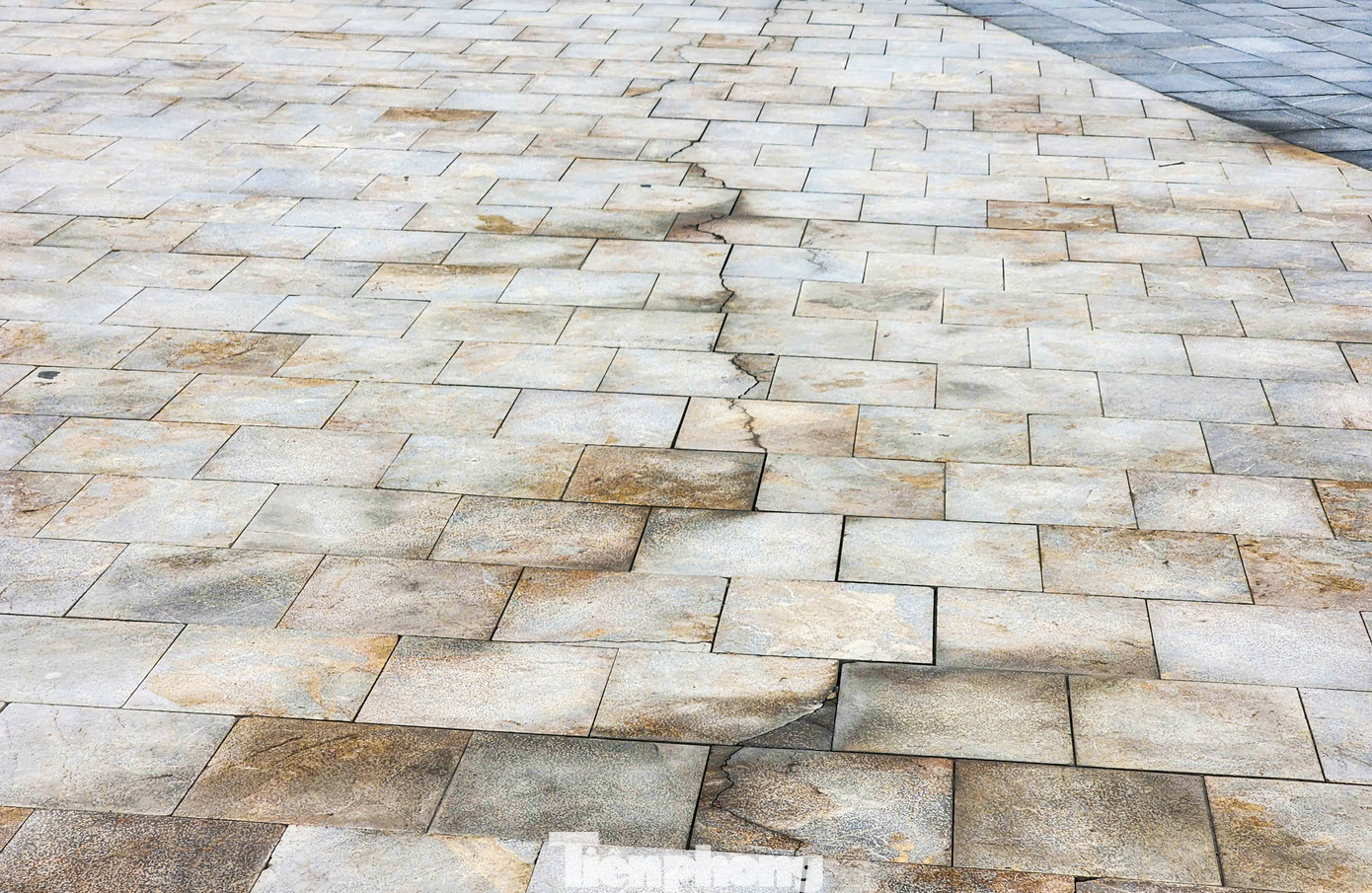 Nhiều vị trí lát đá ở Quảng trường Khu du lịch biển Kỳ Ninh xuống cấp, nứt gãy, bóng tróc gạch.