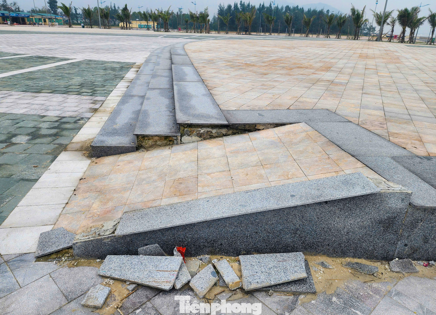 Nhiều vị trí lát đá ở Quảng trường Khu du lịch biển Kỳ Ninh xuống cấp, nứt gãy, bóng tróc gạch.