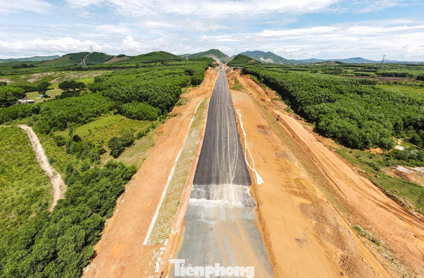 Tại giai đoạn phân kỳ đầu tư, tuyến cao tốc này có 4 làn xe với bề rộng nền đường 17m; khi được đầu tư hoàn chỉnh, bề rộng mặt đường là 32,25m với quy mô 6 làn xe.