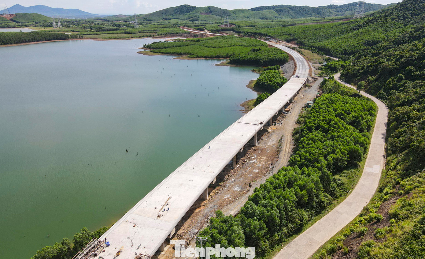 Dọc tuyến cao tốc Vũng Áng - Bùng có 33 cầu, trong đó 28 cầu trên đường cao tốc, 5 cầu đường ngang vượt cao tốc. Cầu số 1, 2, 3, 4 và 5 là những hạng mục đường găng tiến độ trong đoạn tuyến qua Hà Tĩnh.