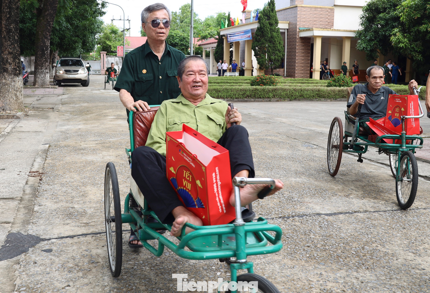 Các thương, bệnh binh tại Trung tâm Điều dưỡng thương binh Nghệ An chia sẻ câu chuyện chiến đấu ngày trước cho thế hệ trẻ. Các thương, bệnh binh tại Trung tâm Điều dưỡng thương binh Nghệ An chia sẻ câu chuyện chiến đấu ngày trước cho thế hệ trẻ.