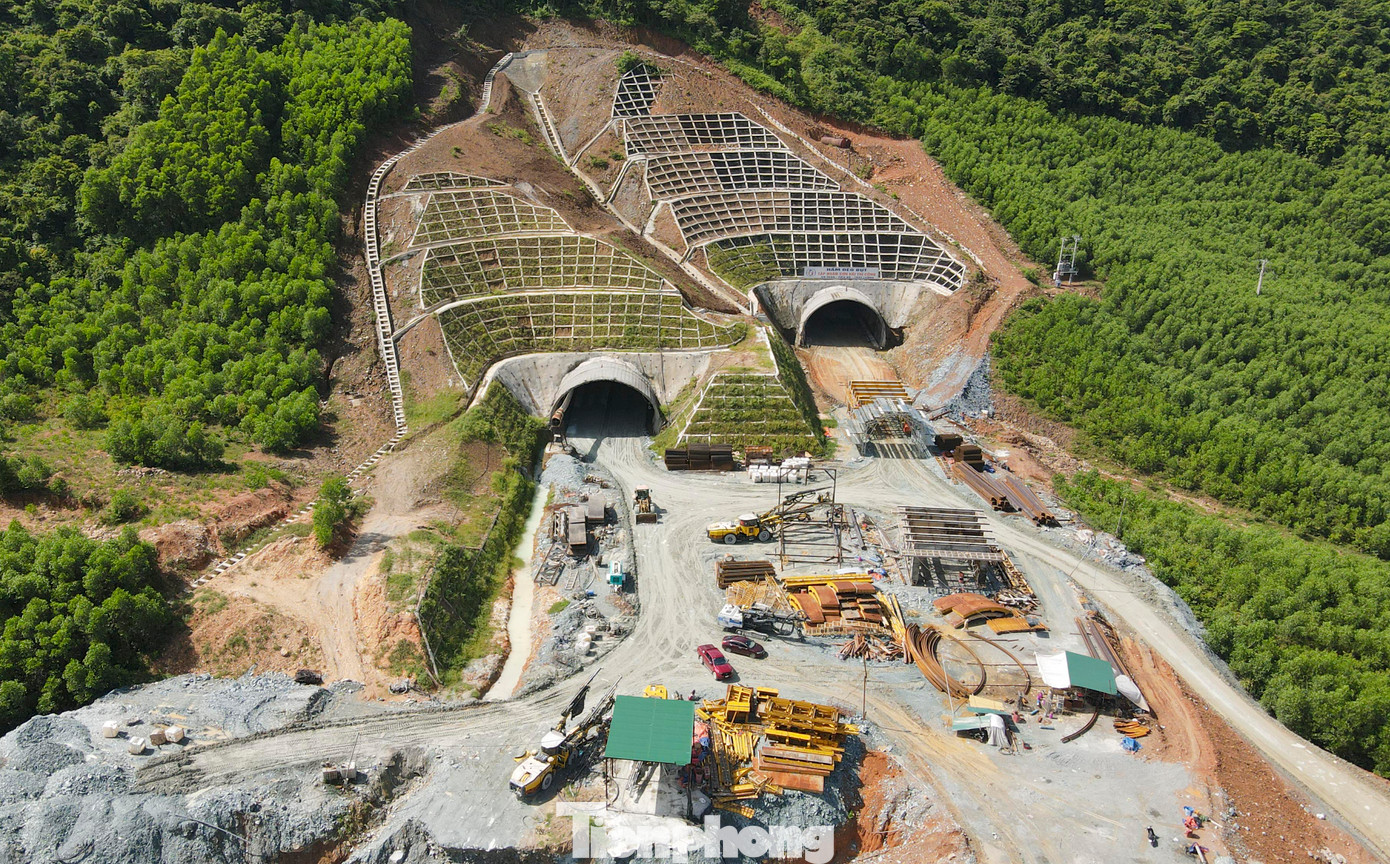 Do đặc thù cao tốc Vũng Áng - Bùng gần đèo Ngang, sát dãy Hoành Sơn, mùa mưa sẽ khó thi công nên thời gian này, tranh thủ thời tiết nắng ráo, các nhà thầu đã huy động nhân lực và máy móc tập trung triển khai đồng loạt các mũi thi công, nỗ lực đẩy nhanh tiến độ, các điểm khó, đường găng về tiến độ cũng được ưu tiên xử lý.
