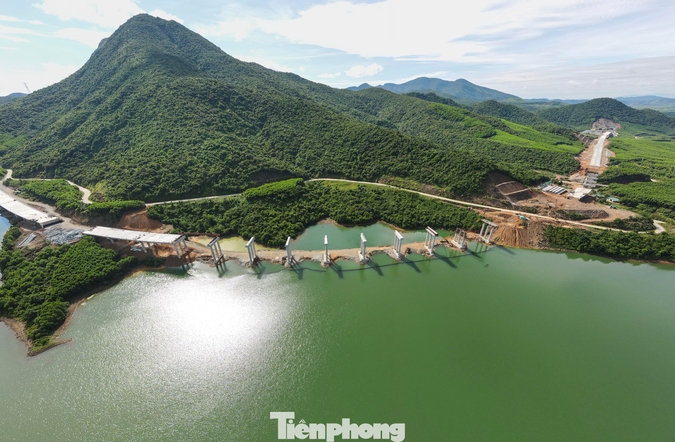 Cầu số 2 và cầu số 3 đi ven hồ chứa nước Kim Sơn có dung tích 17,5 triệu m3 ở xã Kỳ Hoa, thị xã Kỳ Anh, do Công ty CP Xây lắp 368 thi công. Khi đưa vào khai thác, 2 hạng mục cầu sẽ tạo nên cảnh quan hùng vĩ trên tuyến cao tốc.