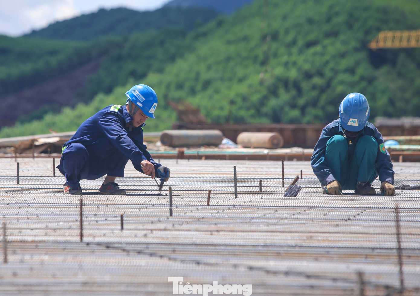Do đặc thù cao tốc Vũng Áng - Bùng gần đèo Ngang, sát dãy Hoành Sơn, mùa mưa sẽ khó thi công nên thời gian này, tranh thủ thời tiết nắng ráo, các nhà thầu đã huy động nhân lực và máy móc tập trung triển khai đồng loạt các mũi thi công, nỗ lực đẩy nhanh tiến độ, các điểm khó, đường găng về tiến độ cũng được ưu tiên xử lý.