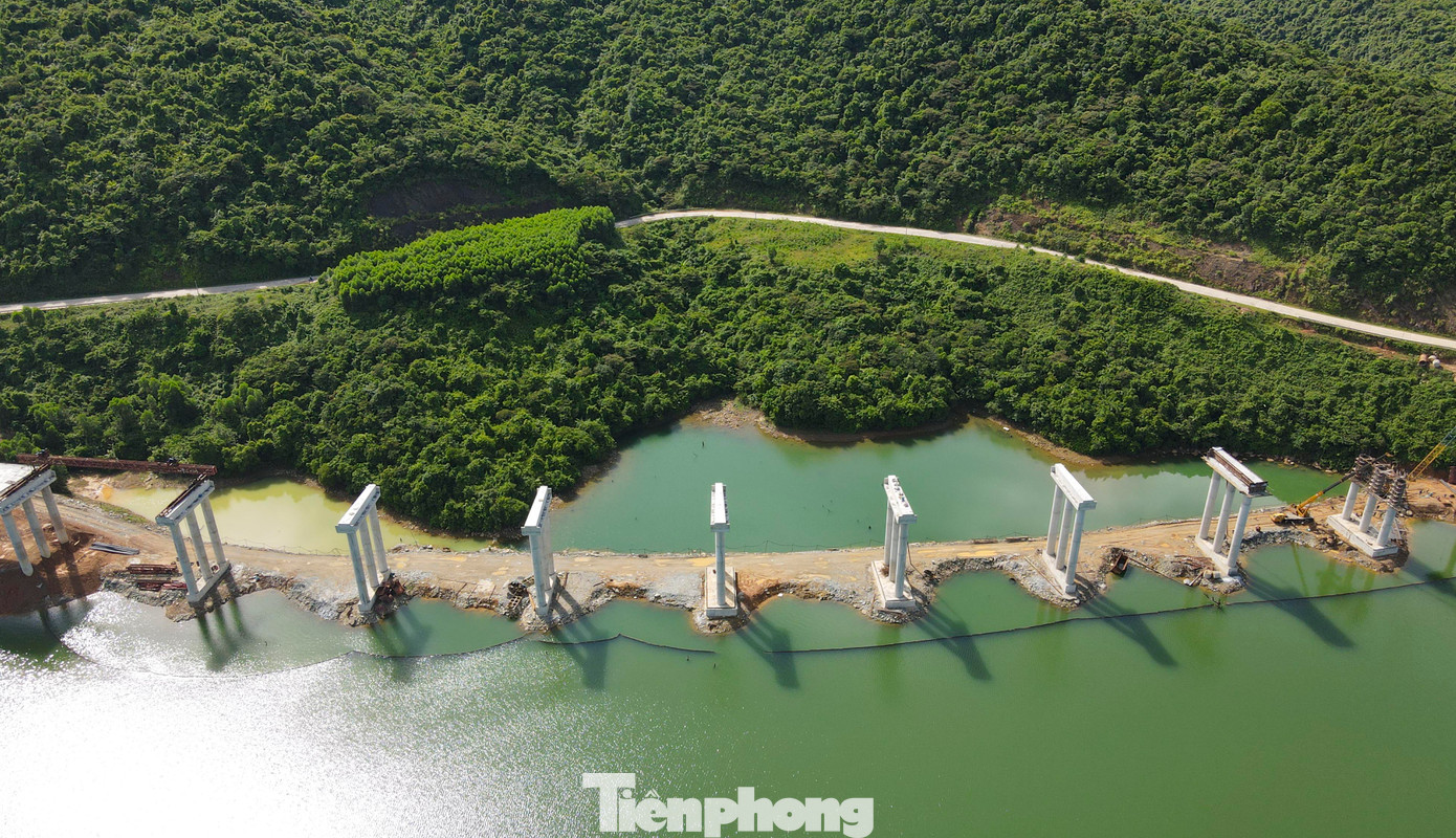 Sau gần 19 tháng kể từ ngày khởi công, tuyến cao tốc Vũng Áng - Bùng đã dần hình thành với tuyến chính được thi công cấp phối đá dăm gia cố xi măng và thảm lớp bê tông nhựa rỗng C25 cùng nhiều hạng mục hầm xuyên núi và cầu băng rừng, vượt sông.