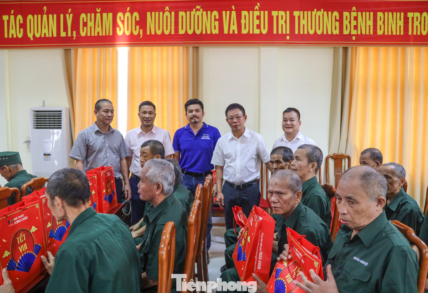 Những món quà ý nghĩa và lời động viên sâu sắc tới các thương, bệnh binh đang điều trị. Những món quà ý nghĩa và lời động viên sâu sắc tới các thương, bệnh binh đang điều trị.
