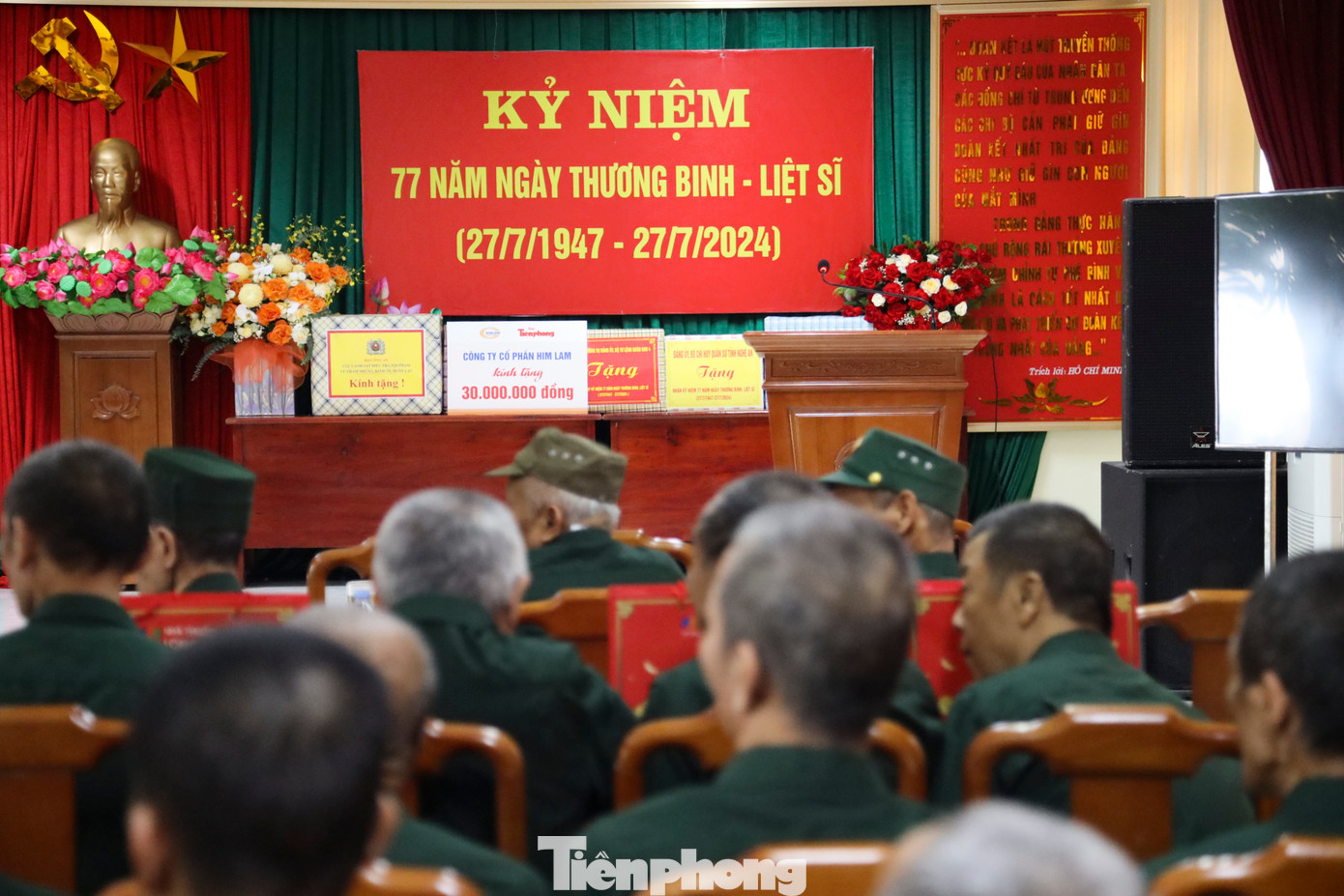 Những món quà ý nghĩa và lời động viên sâu sắc tới các thương, bệnh binh đang điều trị. Những món quà ý nghĩa và lời động viên sâu sắc tới các thương, bệnh binh đang điều trị.