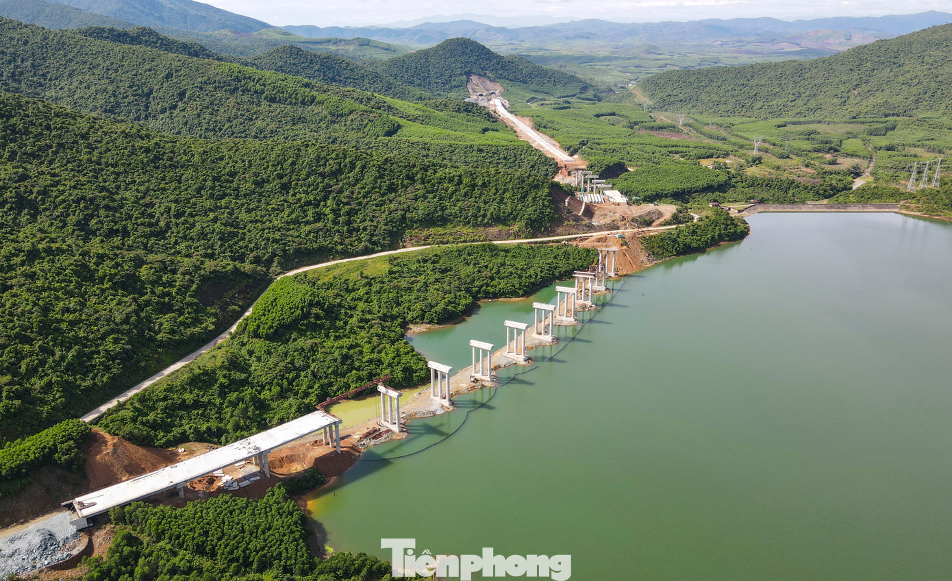 Cao tốc Vũng Áng - Bùng có tổng mức đầu tư hơn 12.500 tỷ đồng, được khởi công từ ngày 1/1/2023 do Ban QLDA 6 (Bộ GTVT) làm chủ đầu tư.