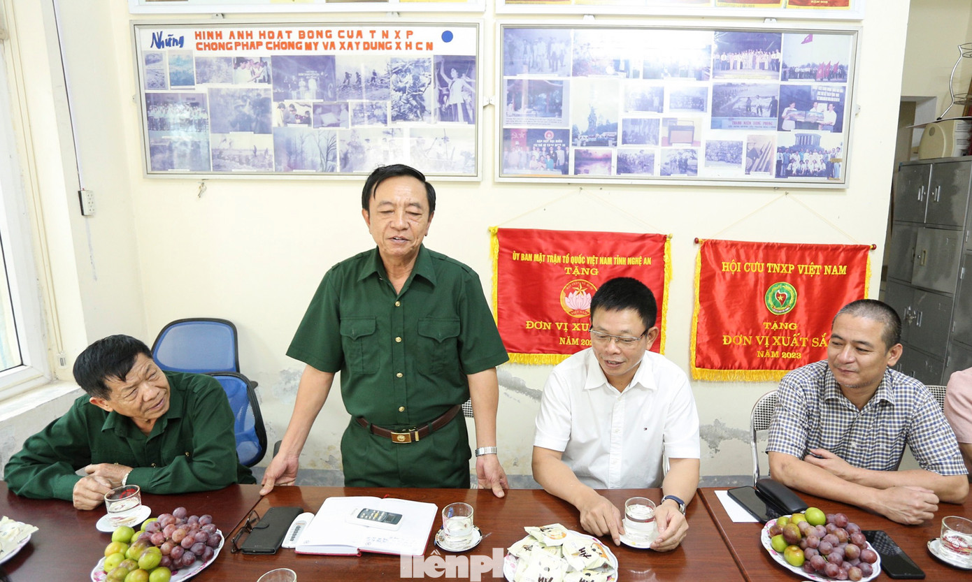 Ông Chu Vĩnh Hiệp - Chủ tịch Hội cựu TNXP Nghệ An cảm ơn đoàn công tác Báo Tiền Phong và nhà tài trợ. Ông Chu Vĩnh Hiệp - Chủ tịch Hội cựu TNXP Nghệ An cảm ơn đoàn công tác Báo Tiền Phong và nhà tài trợ.