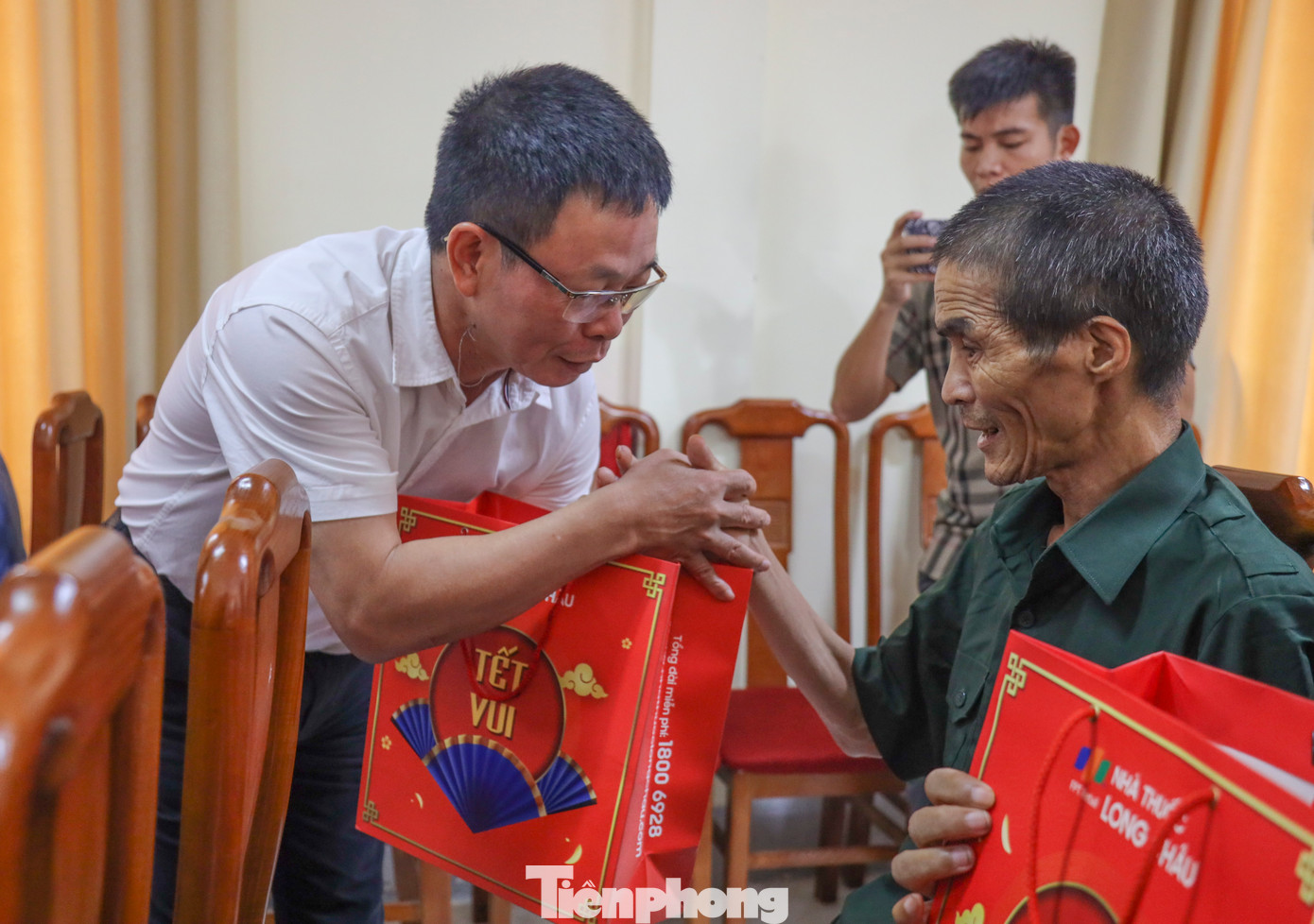 Những món quà ý nghĩa và lời động viên sâu sắc tới các thương, bệnh binh đang điều trị. Những món quà ý nghĩa và lời động viên sâu sắc tới các thương, bệnh binh đang điều trị.