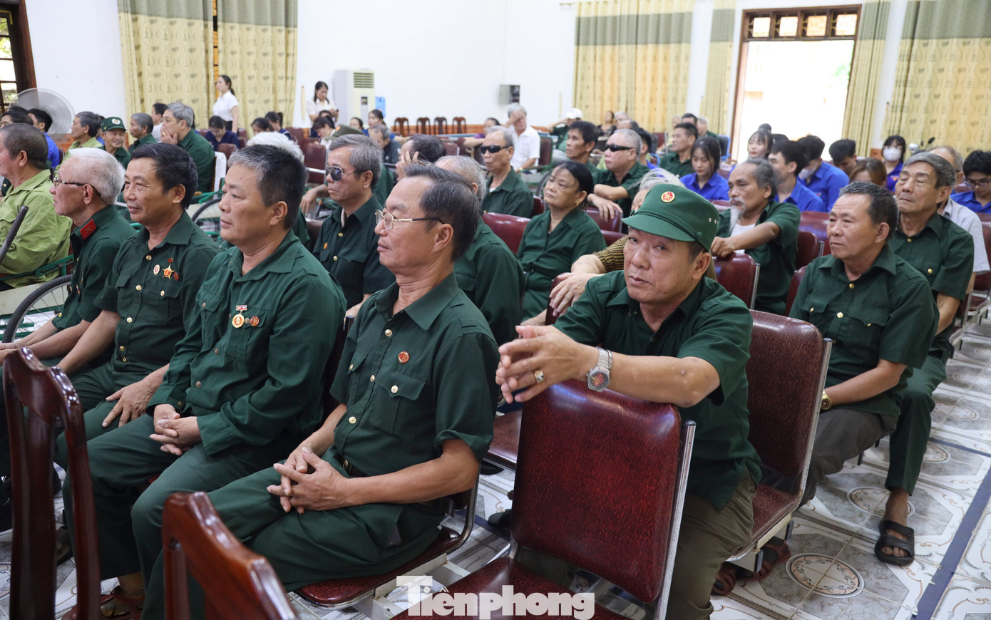 Nhà báo Phùng Công Sưởng thăm hỏi, động viên các thương, bệnh binh. Nhà báo Phùng Công Sưởng thăm hỏi, động viên các thương, bệnh binh.