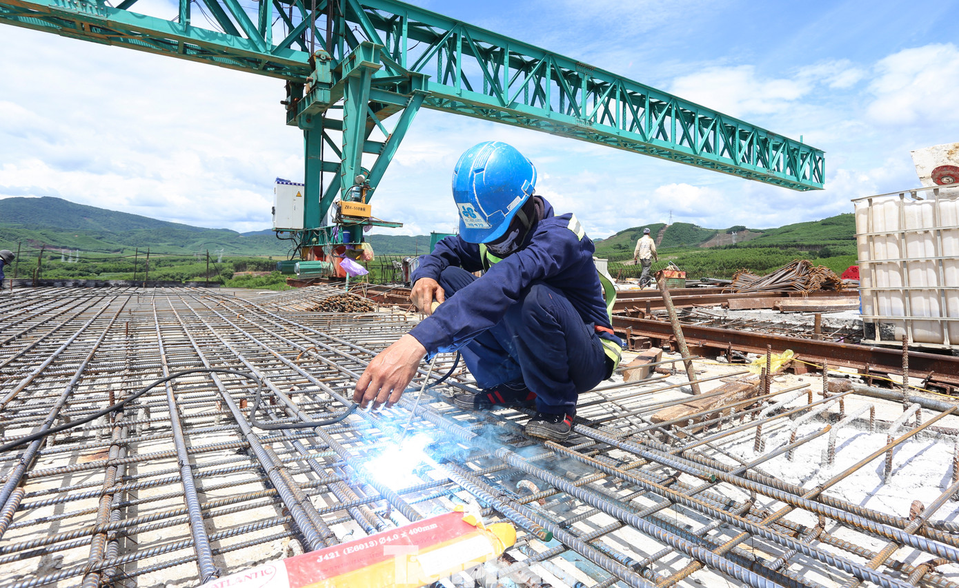 Do đặc thù cao tốc Vũng Áng - Bùng gần đèo Ngang, sát dãy Hoành Sơn, mùa mưa sẽ khó thi công nên thời gian này, tranh thủ thời tiết nắng ráo, các nhà thầu đã huy động nhân lực và máy móc tập trung triển khai đồng loạt các mũi thi công, nỗ lực đẩy nhanh tiến độ, các điểm khó, đường găng về tiến độ cũng được ưu tiên xử lý.
