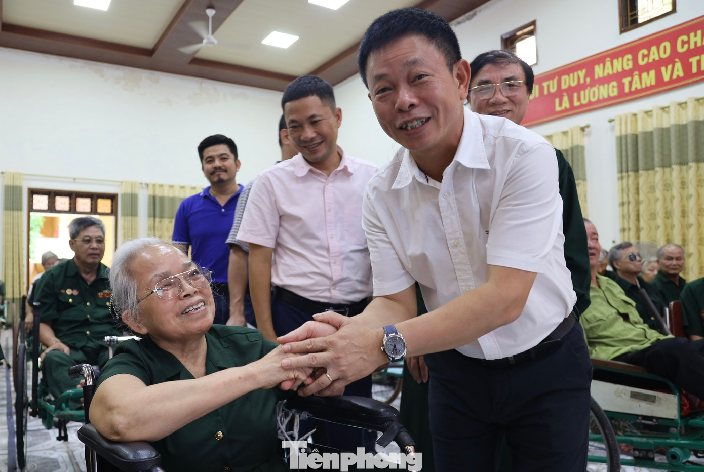 Nhà báo Phùng Công Sưởng thăm hỏi, động viên các thương, bệnh binh. Nhà báo Phùng Công Sưởng thăm hỏi, động viên các thương, bệnh binh.