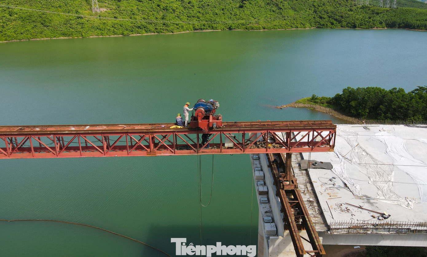 Sau gần 19 tháng kể từ ngày khởi công, tuyến cao tốc Vũng Áng - Bùng đã dần hình thành với tuyến chính được thi công cấp phối đá dăm gia cố xi măng và thảm lớp bê tông nhựa rỗng C25 cùng nhiều hạng mục hầm xuyên núi và cầu băng rừng, vượt sông.